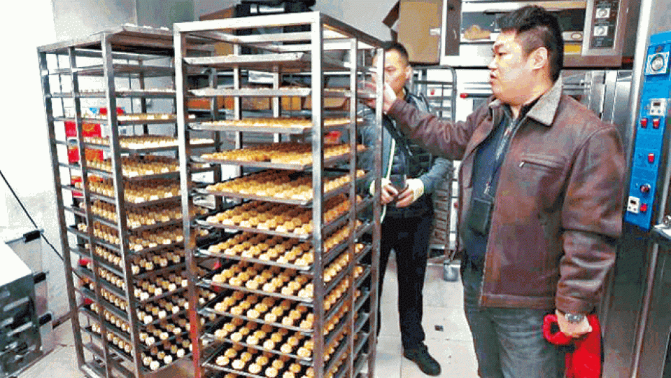 深圳福田區這家蛋糕店，被揭發涉嫌生產假冒珍妮曲奇。深圳警方展示的假貨珍妮曲奇（左），其包裝與真貨幾近一樣。