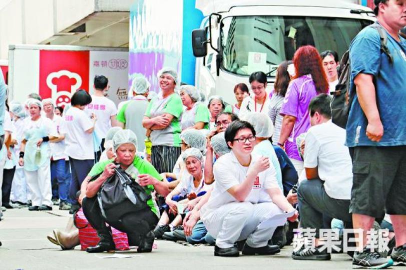 嘉頓廠房發生火警,約400人疏散至地下。 嘉頓廠房發生火警,約400人疏散至地下。