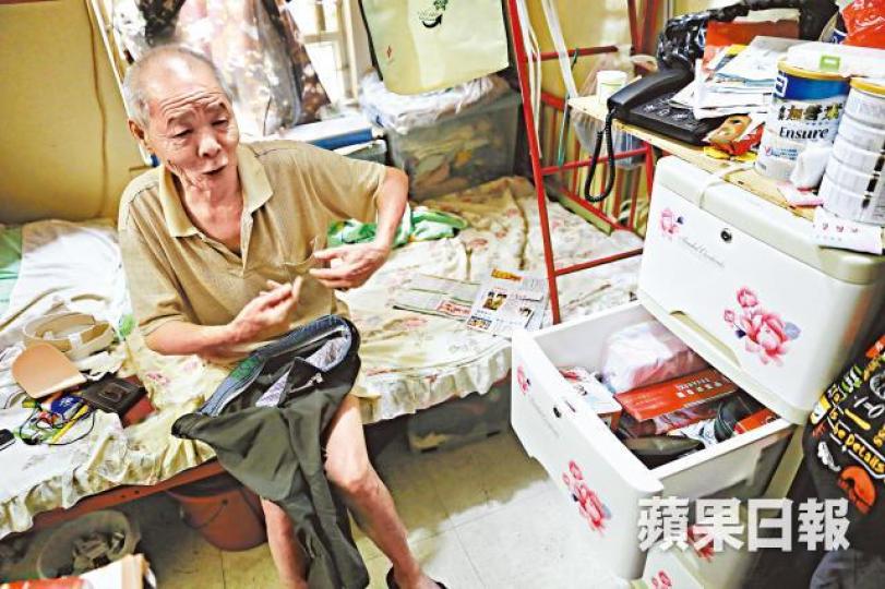 廖伯遭女騙徒偷去現金及香煙,但強調對對方沒非份之想。梁瑞帆攝被捕女騙徒由探員押走。 廖伯遭女騙徒偷去現金及香煙,但強調對對方沒非份之想。梁瑞帆攝被捕女騙徒由探員押走。
