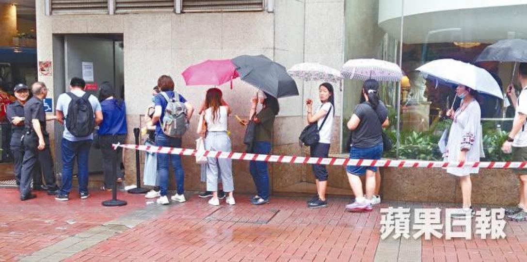 Le Creuset昨日減價,吸引市民冒雨排隊掃貨。謝榮耀攝男士亦在場內選購廚具。 Le Creuset昨日減價,吸引市民冒雨排隊掃貨。謝榮耀攝男士亦在場內選購廚具。