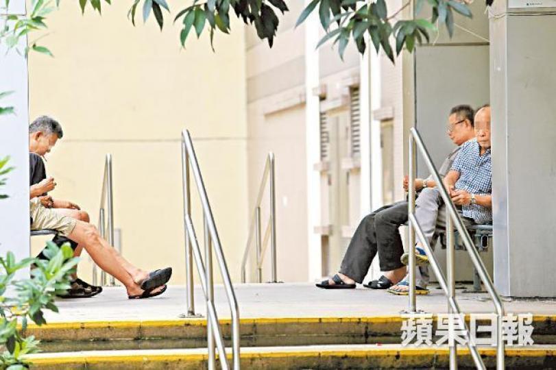 石蔭邨不論公園或商場都有很多長者流連。 石蔭邨不論公園或商場都有很多長者流連。