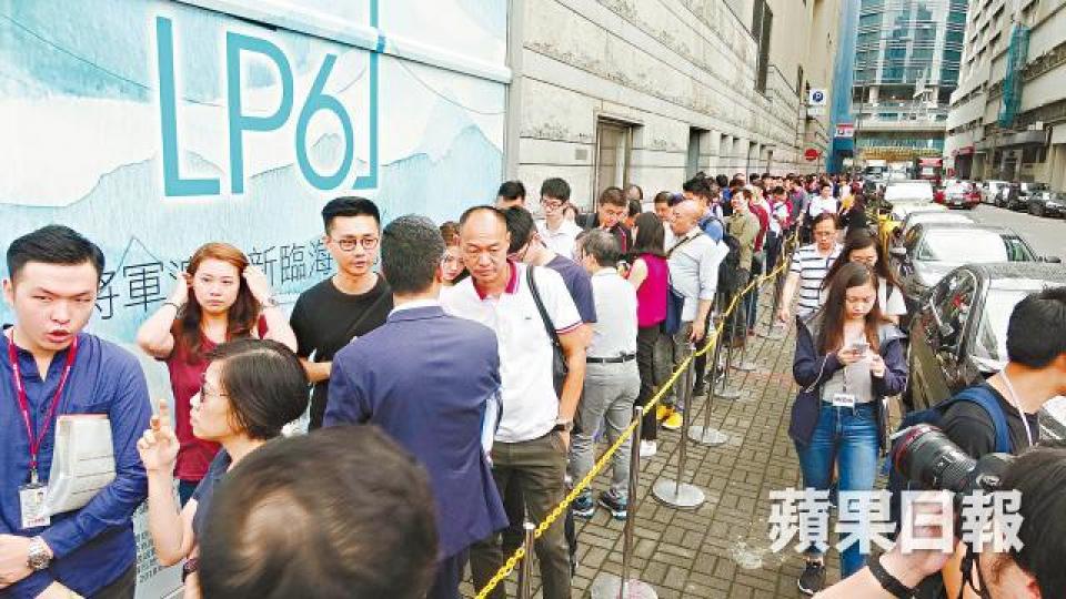大批準買家昨在日出康城LP6售樓處外排隊揀樓。何耀勤攝歌手蘇永康的母親(右圖右)昨現身LP6售樓處,市傳她選購了兩伙兩房戶。 大批準買家昨在日出康城LP6售樓處外排隊揀樓。何耀勤攝歌手蘇永康的母親(右圖右)昨現身LP6售樓處,市傳她選購了兩伙兩房戶。