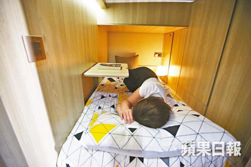 身高170厘米的記者試瞓單人床位,空間尚算足夠,牆上有可摺起的木板作小書枱。 身高170厘米的記者試瞓單人床位,空間尚算足夠,牆上有可摺起的木板作小書枱。