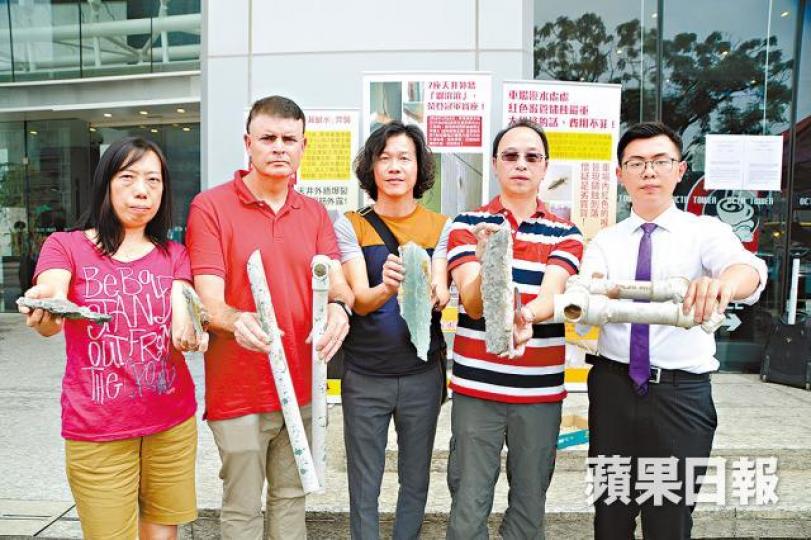 康城居民協會昨手持生鏽喉管及剝落石屎抗議。 康城居民協會昨手持生鏽喉管及剝落石屎抗議。
