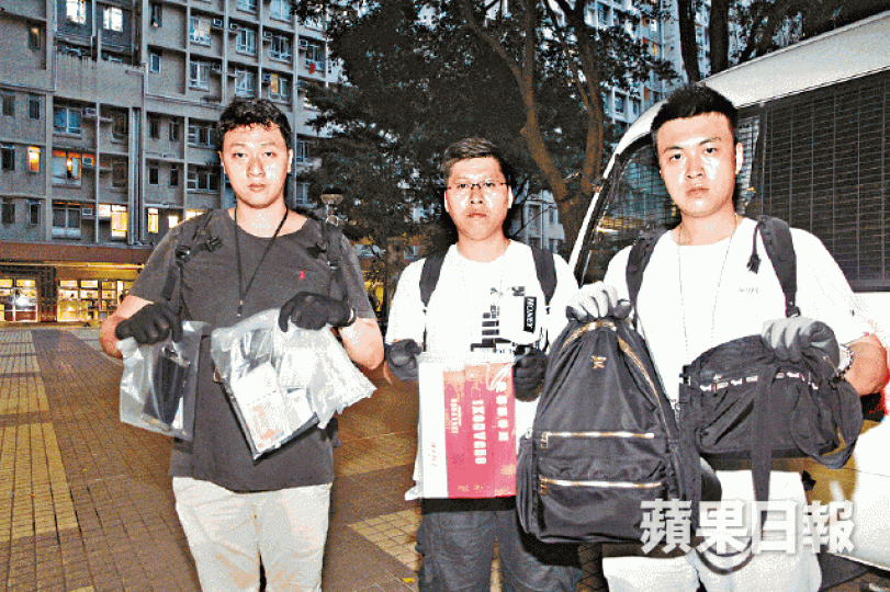 警方展示搜獲贓物。 警方展示搜獲贓物。