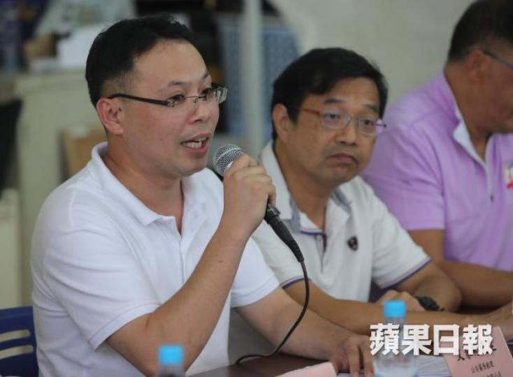 港鐵公共關係經理文家裕(左)承諾,在高鐵通車前會與攸潭美村村長落實村屋裂縫修復時間表。夏家朗攝 港鐵公共關係經理文家裕(左)承諾,在高鐵通車前會與攸潭美村村長落實村屋裂縫修復時間表。夏家朗攝