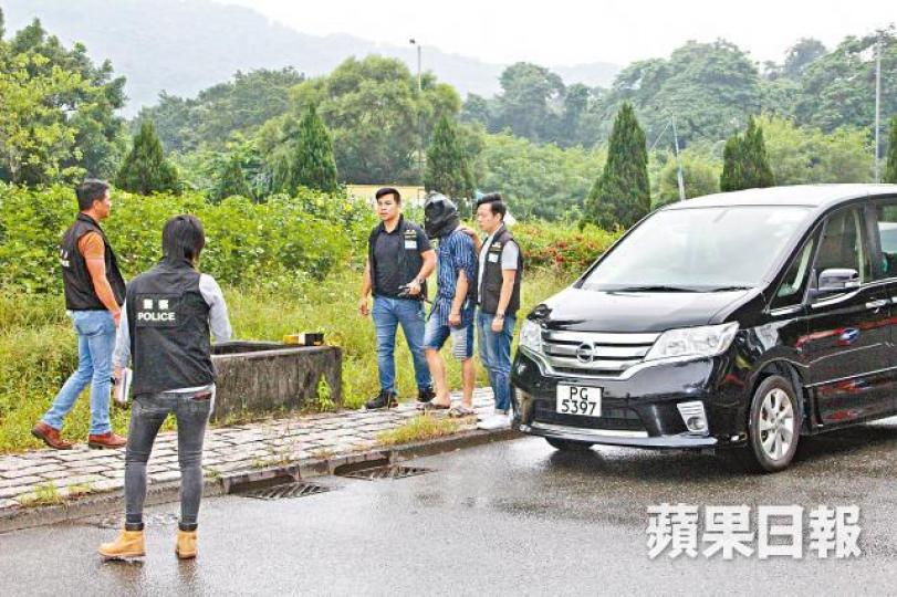 警員將疑犯黑布蒙頭,押返現場重組案情。 警員將疑犯黑布蒙頭,押返現場重組案情。