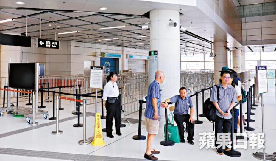 高鐵香港段票明天預售,昨有零星市民到場排隊。王心義攝 高鐵香港段票明天預售,昨有零星市民到場排隊。王心義攝