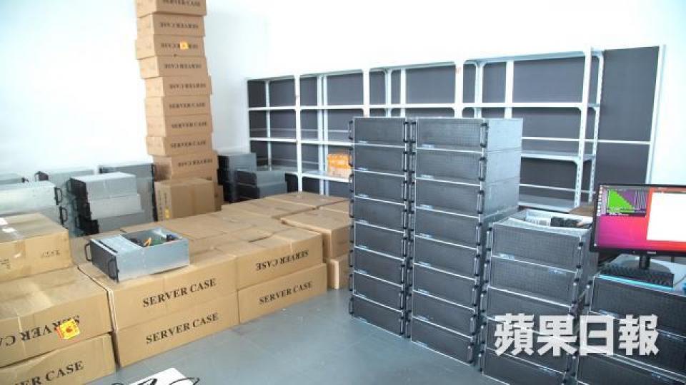 「幣少爺」荃灣區工廈單位放有約百部閒置礦機。 「幣少爺」荃灣區工廈單位放有約百部閒置礦機。