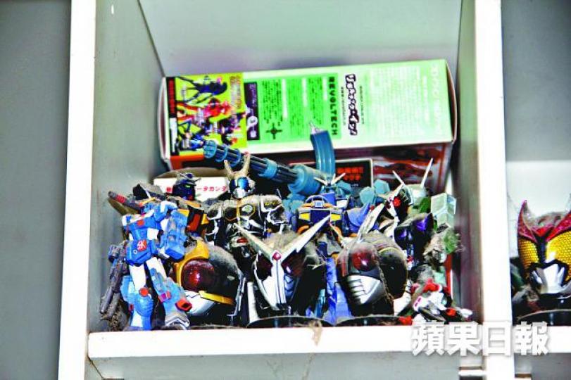 劏房內的櫃架有幪面超人、高達等手辦,惟已鋪上厚塵。周鴻熙攝 劏房內的櫃架有幪面超人、高達等手辦,惟已鋪上厚塵。周鴻熙攝