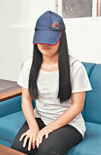 小玲向記者控訴父母重男輕女及曾遭家暴。台灣《蘋果日報》