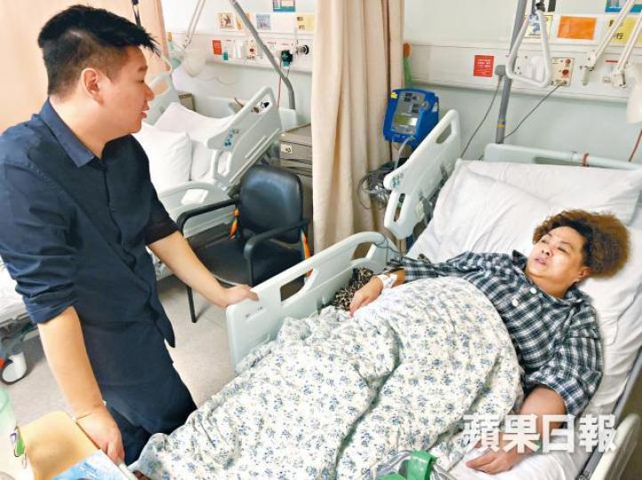 膳心小館廚師肥姐直言地庫廚房儼如地獄，早前工作時更疑因中暑送院，經理黃勝子前往探望。黃學潤攝【送餐機死火】記者採訪其間，其中一部送餐升降機故障，機電署及承辦商先後派員到場。【燈罩險扑頭】廚房問題多多，天花的燈罩亦老化跌下，險打中其中一名廚工。【爐頭放毒氣】早前廚房一套八頭爐故障，勞工處巡查揭發一氧化碳水平偏高。