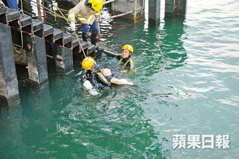 墮海男子由消防蛙人救起,送院後死亡。唐家輝攝 墮海男子由消防蛙人救起,送院後死亡。唐家輝攝