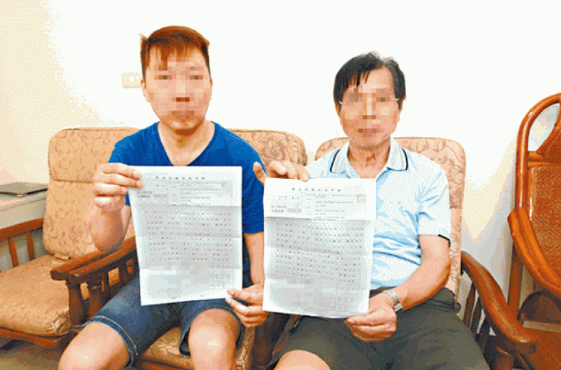 小玲的爺爺（右）和叔叔，展示小玲父親指控他們誘拐的信函。