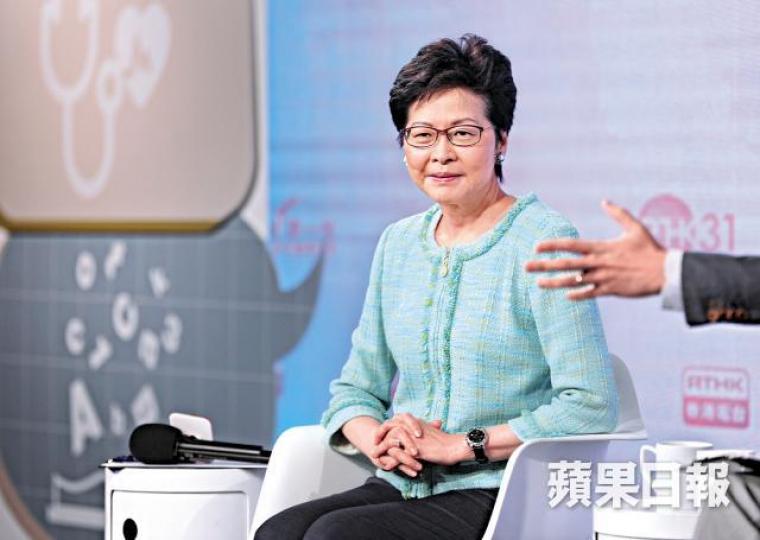 林鄭昨稱倘香港收回單程證審批權,計分方法與內地分別不大。王心義攝本年初香港眾志周庭被指沒真誠擁護《基本法》,被取消參加立會補選的資格。 林鄭昨稱倘香港收回單程證審批權,計分方法與內地分別不大。王心義攝本年初香港眾志周庭被指沒真誠擁護《基本法》,被取消參加立會補選的資格。