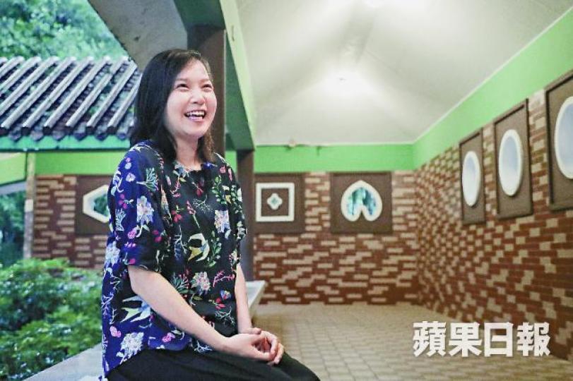 小時候,富察令兒的父親告訴她祖籍是南海,長大後看族譜,才知道原來自己祖籍吉林,是富察族的後人。 許頌明攝族譜傳到令兒手上已是第十五代,而且還會每代更新,從第十二代開始列入女性的名字,惟令兒的名字仍未寫進族譜內。令兒的畫作充滿童真。 小時候,富察令兒的父親告訴她祖籍是南海,長大後看族譜,才知道原來自己祖籍吉林,是富察族的後人。 許頌明攝族譜傳到令兒手上已是第十五代,而且還會每代更新,從第十二代開始列入女性的名字,惟令兒的名字仍未寫進族譜內。令兒的畫作充滿童真。