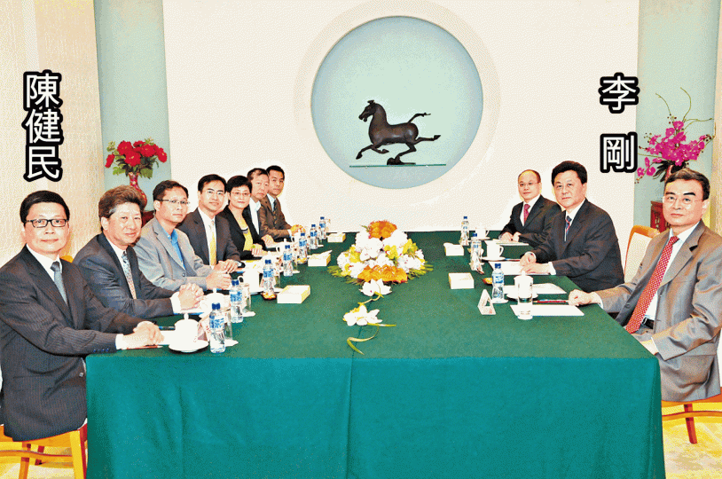 屬溫和派的陳健民，2010年以普選聯成員身份到中聯辦與時任副主任李剛面談政改。