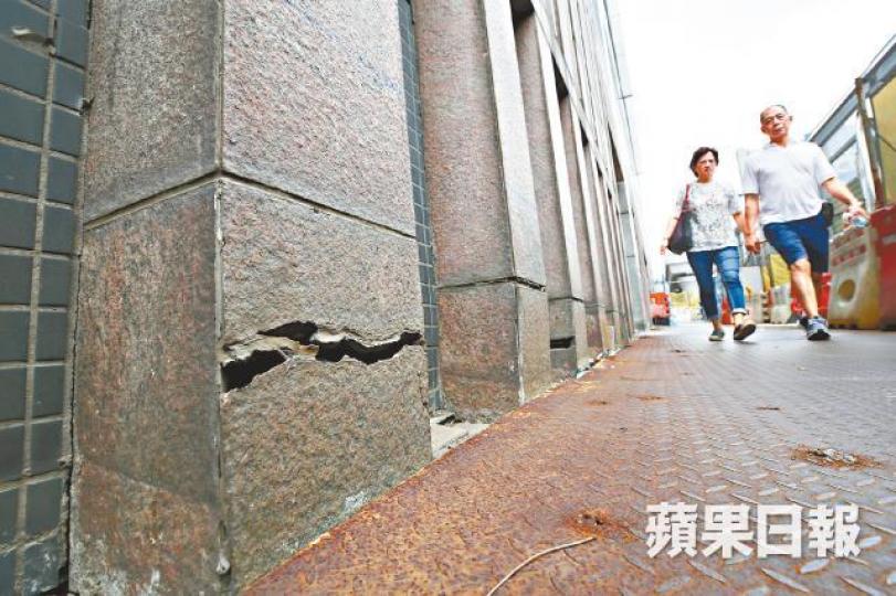 毗鄰高鐵西九龍總站工地的多幢建築物出現裂紋。謝榮耀攝
