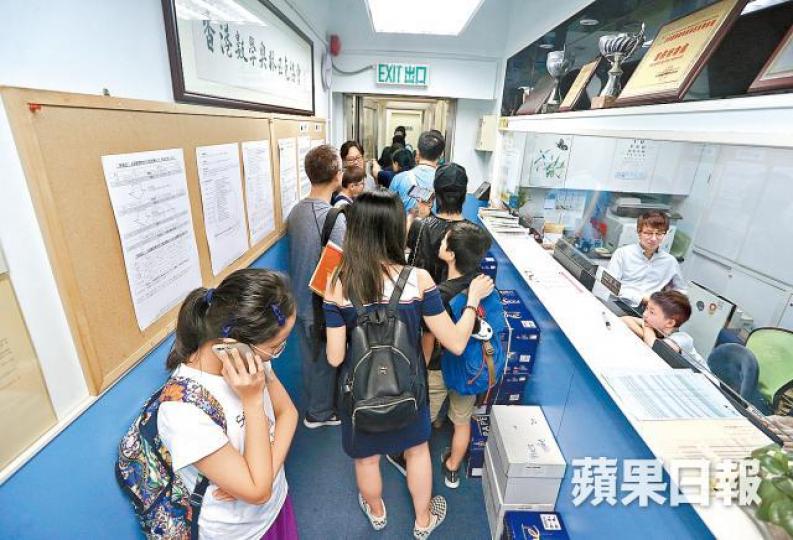 香港數學奧林匹克協會舉辦奧數班,昨有不少學童到場上課。王子俊攝 香港數學奧林匹克協會舉辦奧數班,昨有不少學童到場上課。王子俊攝
