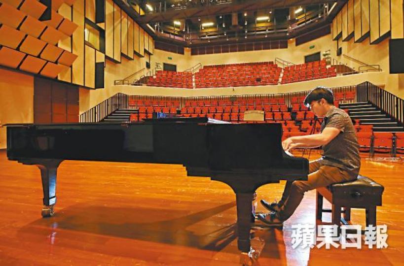 走進演奏廳,一見三角琴已飛撲上去,手指在琴鍵上飛。激昂的樂章迴蕩,空氣凝住了。【2018】在沈靖韜心中,音樂是志業,讀經濟為放鬆,可以運動腦另一邊,雙線並行。【2006】那些年的「鋼琴神童」,台上全情投入。當年演奏後要抱熊啤啤的小孩,轉眼已長大。12年前這個肥嘟嘟的「小咪霸」,你還記得嗎?童言無忌,在鏡頭前一句「郎朗彈琴似演戲」,令現場的「大人」忍俊不禁。 走進演奏廳,一見三角琴已飛撲上去,手指在琴鍵上飛。激昂的樂章迴蕩,空氣凝住了。【2018】在沈靖韜心中,音樂是志業,讀經濟為放鬆,可以運動腦另一邊,雙線並行。【2006】那些年的「鋼琴神童」,台上全情投入。當年演奏後要抱熊啤啤的小孩,轉眼已長大。12年前這個肥嘟嘟的「小咪霸」,你還記得嗎?童言無忌,在鏡頭前一句「郎朗彈琴似演戲」,令現場的「大人」忍俊不禁。