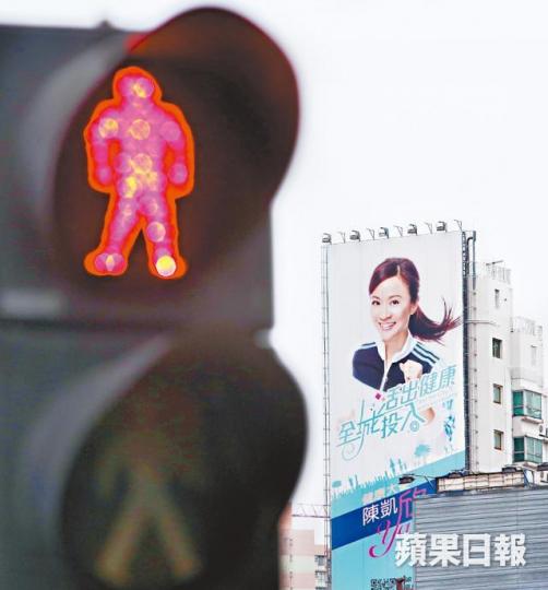 九社聯早前花巨款為陳凱欣在紅磡掛起巨型廣告宣傳，被質疑為九西補選搞軟性宣傳。陳善南攝