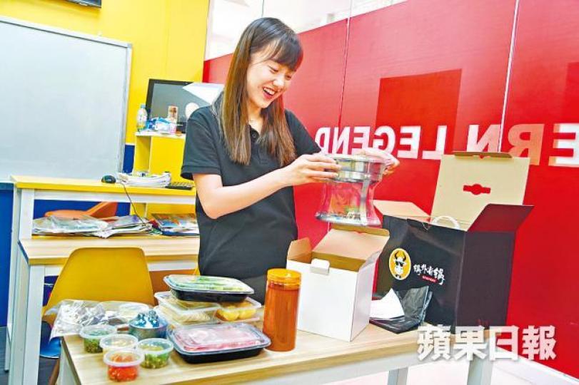 在深圳工作的香港人Suey表示第一次叫外賣火鍋,感到十分新奇。無論用餓了麼(左)或美團(右)叫外賣,收費平貴視乎不同餐廳優惠。朱家駿攝 在深圳工作的香港人Suey表示第一次叫外賣火鍋,感到十分新奇。無論用餓了麼(左)或美團(右)叫外賣,收費平貴視乎不同餐廳優惠。朱家駿攝