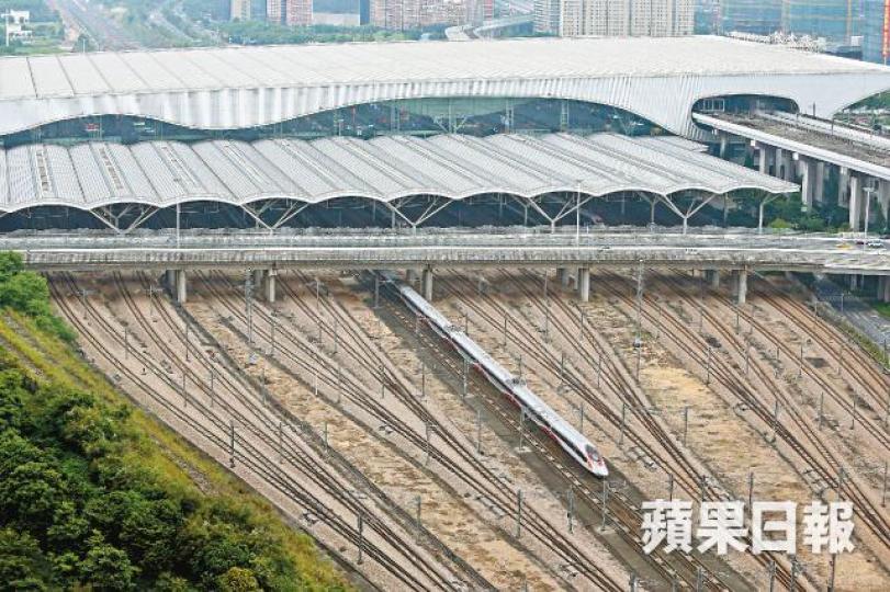 高鐵動感號列車昨在深圳北站試行。西九站昨售票出現混亂，職員不時要向上級求助。