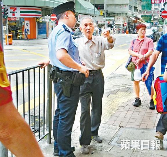86歲方伯遭騙去2.3萬元,事後向警員講述案發經過。詹家志攝 86歲方伯遭騙去2.3萬元,事後向警員講述案發經過。詹家志攝