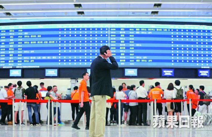 廣深港高鐵香港段昨開始預售車票，但卻連番甩轆。《蘋果》記者攝大批市民昨日到西九龍站排隊買高鐵車票。購買高鐵車票的乘客需要實名登記。