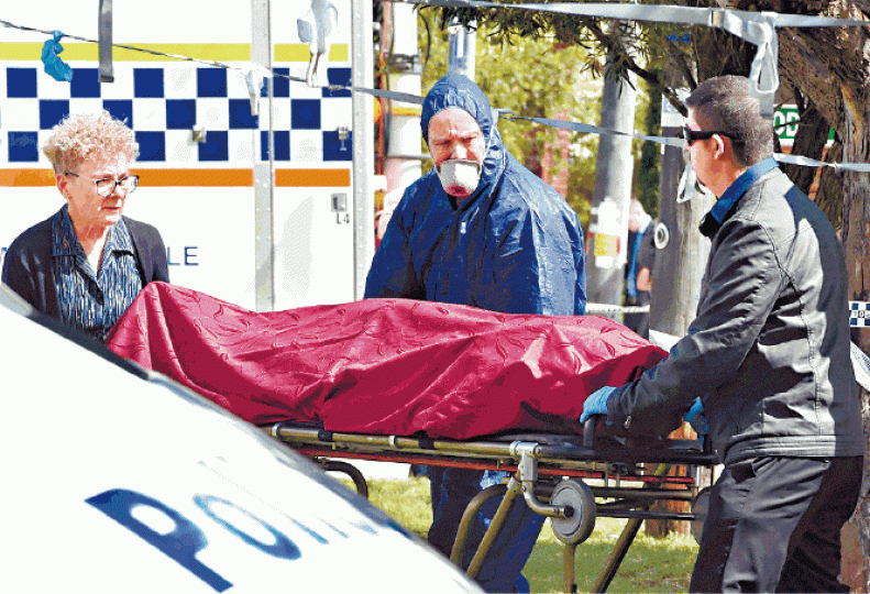 警方運走死者遺體。有鄰居在肇事住宅外獻花悼念死者。奎恩生前照片。 警方運走死者遺體。有鄰居在肇事住宅外獻花悼念死者。奎恩生前照片。