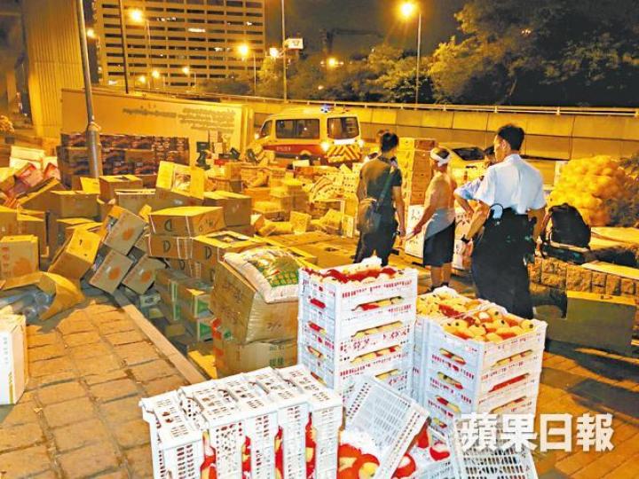 被淋紅油的生果包括蜜瓜、龍珠果及火龍果等。 被淋紅油的生果包括蜜瓜、龍珠果及火龍果等。