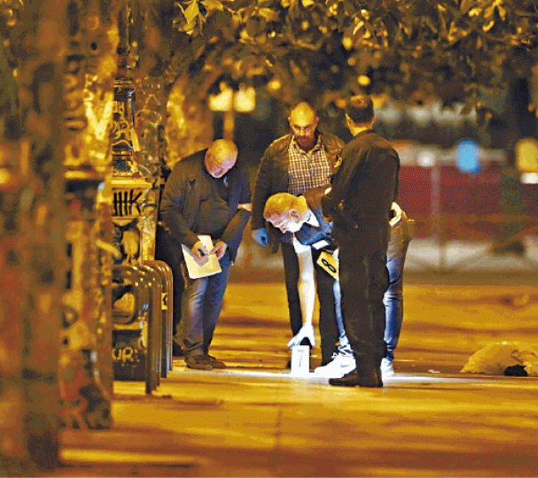 警員在現場蒐集證據調查。警方封鎖現場一帶不准途人進入。 警員在現場蒐集證據調查。警方封鎖現場一帶不准途人進入。