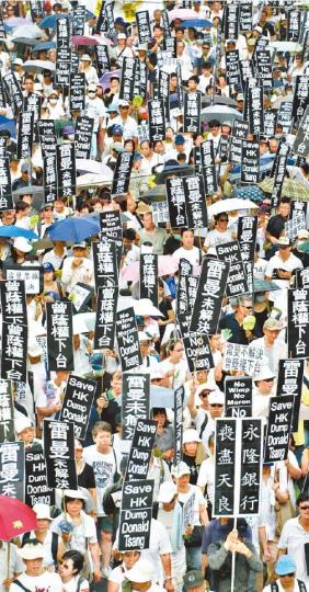 雷曼爆煲後，香港受害者大聯盟於2009年7.1曾發起2.5萬人大遊行。