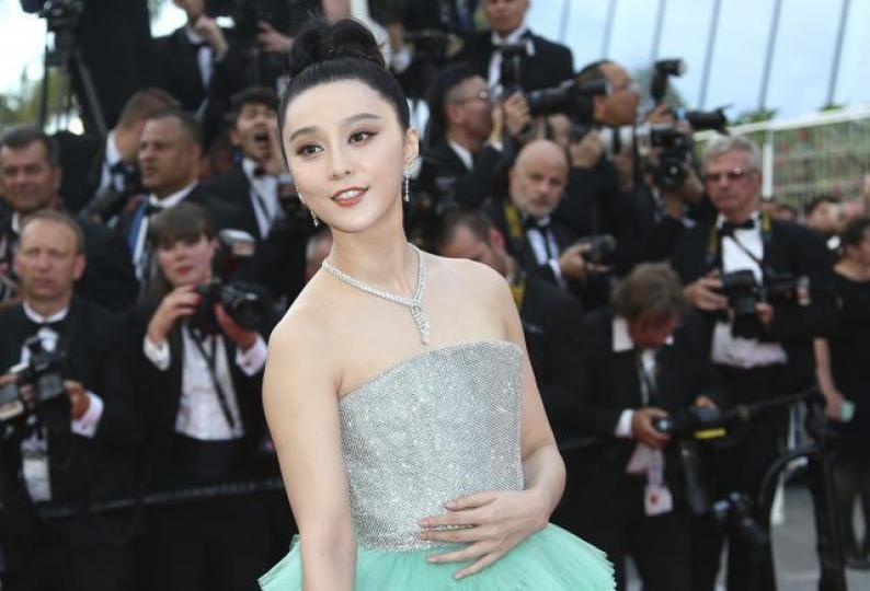 選擇以萬稅萬稅萬萬稅去應對美元萬劍歸宗,追藝人逃稅、海外逃稅只係第一步。圖為范冰冰。 資料圖片 選擇以萬稅萬稅萬萬稅去應對美元萬劍歸宗,追藝人逃稅、海外逃稅只係第一步。圖為范冰冰。 資料圖片
