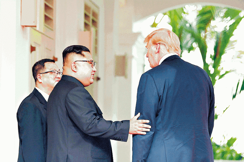 金正恩希望跟特朗普再次會面。巡遊民眾舉起火炬組成文字,旁邊更放起煙花。 金正恩希望跟特朗普再次會面。巡遊民眾舉起火炬組成文字,旁邊更放起煙花。