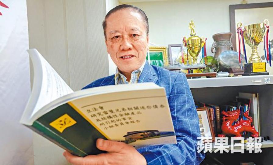 當年擔任立法會調查雷曼事件小組主席的何鍾泰,覺得現今的金融監管制度仍有不足。朱永倫攝當年有雷曼苦主向民建聯蔣麗芸下跪哀求,終令該黨不得不轉軚支持用特權法調查。資料圖片 當年擔任立法會調查雷曼事件小組主席的何鍾泰,覺得現今的金融監管制度仍有不足。朱永倫攝當年有雷曼苦主向民建聯蔣麗芸下跪哀求,終令該黨不得不轉軚支持用特權法調查。資料圖片