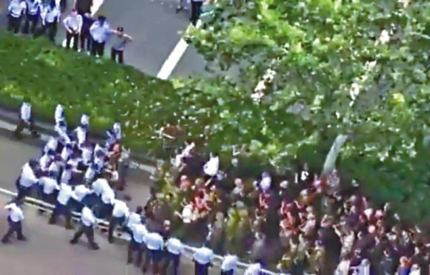 前日逾千老兵到四川省政府上訪示威,一度與警察衝突。 前日逾千老兵到四川省政府上訪示威,一度與警察衝突。