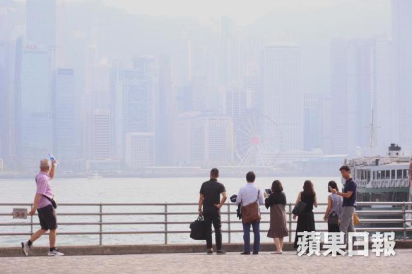 受熱帶風暴百里嘉的外圍下沉氣流籠罩,昨日本港空氣質素轉差。陳善南攝 受熱帶風暴百里嘉的外圍下沉氣流籠罩,昨日本港空氣質素轉差。陳善南攝