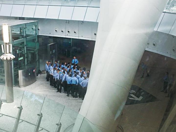 【大合照】「割地兩檢」條例實施當日,一班公安如旅遊般在B2層列隊合照,有講有笑。讀者提供圖片【周圍影】穿便服的內地人員在西九站表現興奮及拍照留念。【休閒站】每日均有大批內地執法人員在B3層候車區玩手機及睡覺。【猛咁㩒】昨有穿制服的內地人員在B3層座位上玩手機。香港警方已進駐西九站,嚴陣以待高鐵通車。 【大合照】「割地兩檢」條例實施當日,一班公安如旅遊般在B2層列隊合照,有講有笑。讀者提供圖片【周圍影】穿便服的內地人員在西九站表現興奮及拍照留念。【休閒站】每日均有大批內地執法人員在B3層候車區玩手機及睡覺。【猛咁㩒】昨有穿制服的內地人員在B3層座位上玩手機。香港警方已進駐西九站,嚴陣以待高鐵通車。