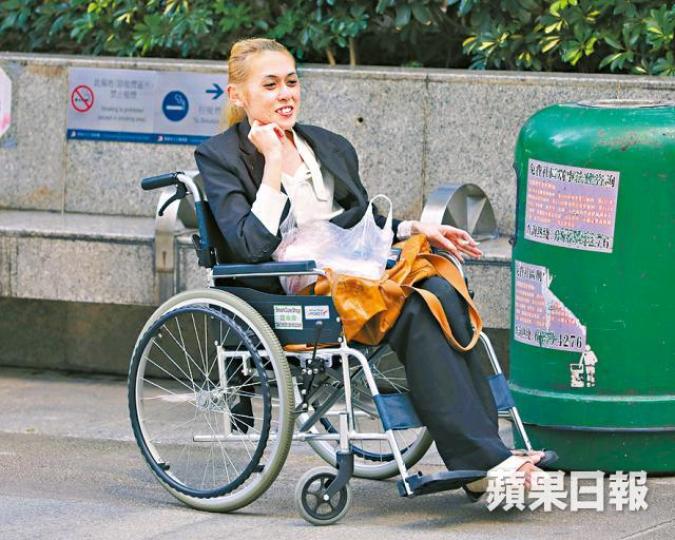 被告張澤釗打扮女性化,昨坐輪椅到庭應訊。王心義攝 被告張澤釗打扮女性化,昨坐輪椅到庭應訊。王心義攝
