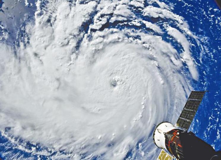 國際太空站上可見颶風「弗洛倫斯」的巨大漩渦。路透社南卡州居民趕製沙包,應付颶風預期帶來的水浸。美聯社南卡州有超市被準備迎颶風居民搶購至貨架全空。路透社 國際太空站上可見颶風「弗洛倫斯」的巨大漩渦。路透社南卡州居民趕製沙包,應付颶風預期帶來的水浸。美聯社南卡州有超市被準備迎颶風居民搶購至貨架全空。路透社