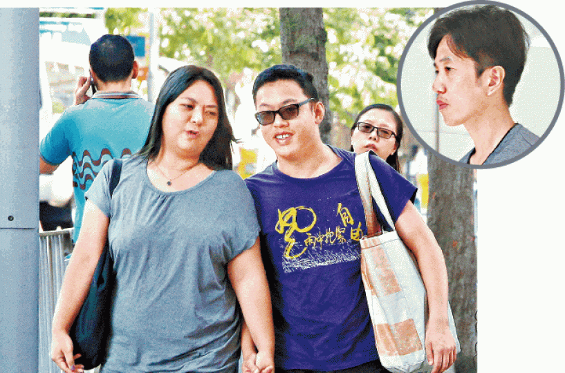 男女被告質疑車長(圓圖)不讓乘客上車有違指引。李潤芳攝 男女被告質疑車長(圓圖)不讓乘客上車有違指引。李潤芳攝