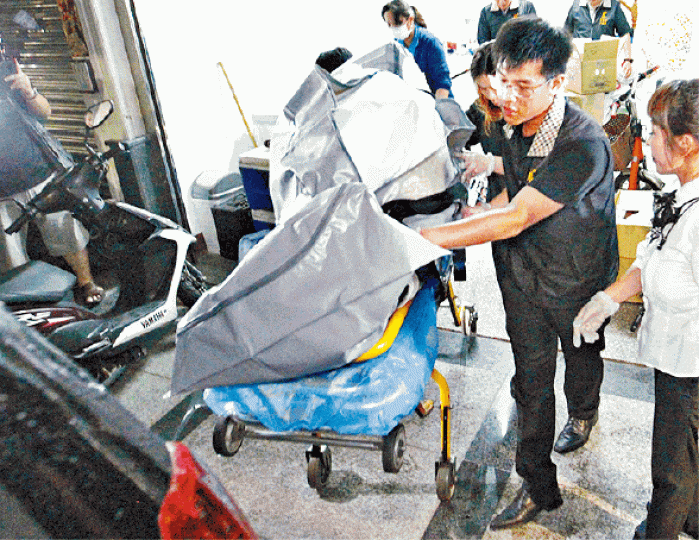 死者屍體因結冰無法平放在擔架上。台灣《蘋果日報》 死者屍體因結冰無法平放在擔架上。台灣《蘋果日報》