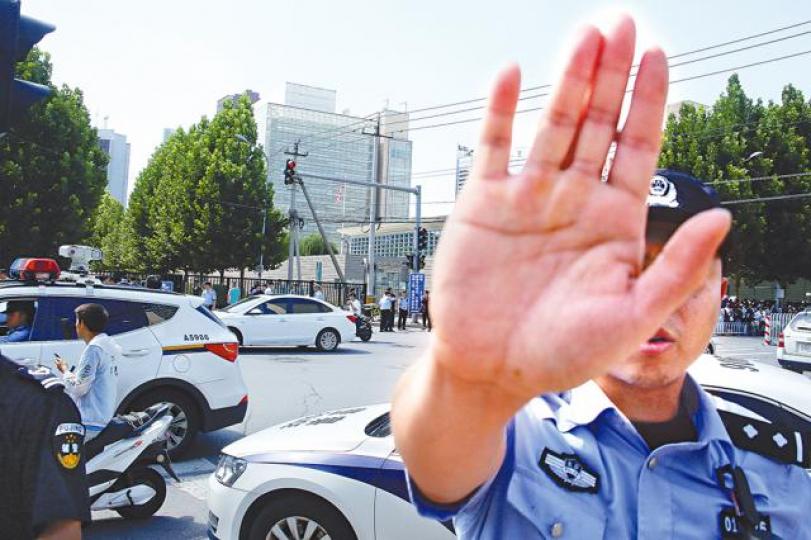 內地部份警察胡作非為或粗爆執法,令警方形象大損。延安有民眾因歪唱一句兒歌《一分錢》被關5天牢。 內地部份警察胡作非為或粗爆執法,令警方形象大損。延安有民眾因歪唱一句兒歌《一分錢》被關5天牢。