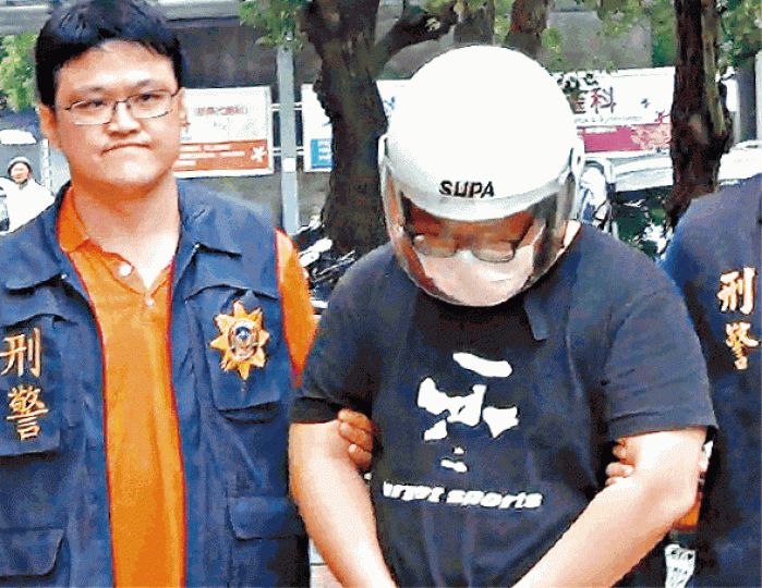 姓丁長子(右)涉嫌殺害父親,被警方移送法辦。台灣《蘋果日報》死者遭殺害後,被家人用棉被包裹藏在冰櫃長達三個月。台灣《蘋果日報》死者妻子被警方帶返警署。台灣《蘋果日報》 姓丁長子(右)涉嫌殺害父親,被警方移送法辦。台灣《蘋果日報》死者遭殺害後,被家人用棉被包裹藏在冰櫃長達三個月。台灣《蘋果日報》死者妻子被警方帶返警署。台灣《蘋果日報》