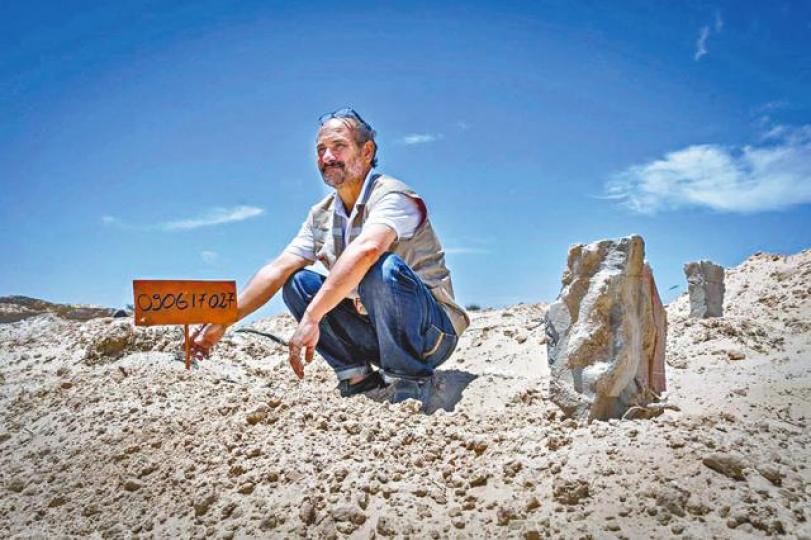 馬爾祖杰下葬身份未明的船民後,在墳墓以編號作記認。馬爾祖杰自費設立「不明人士墓地」葬船民。 馬爾祖杰下葬身份未明的船民後,在墳墓以編號作記認。馬爾祖杰自費設立「不明人士墓地」葬船民。