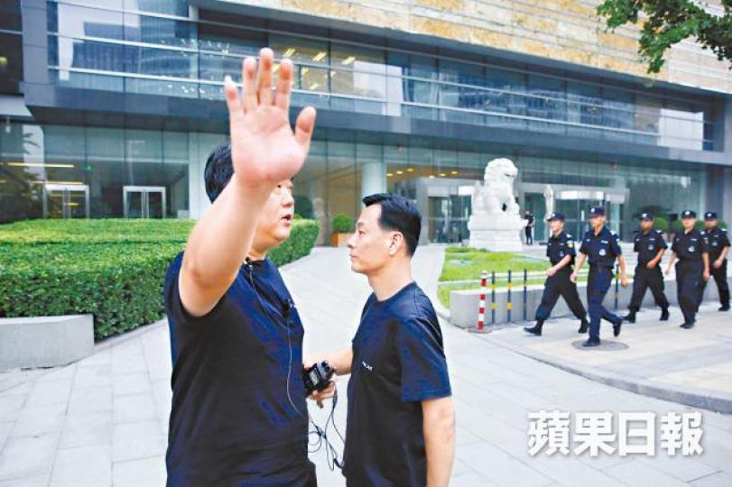 內地P2P融資爆煲,警察早前在中銀監阻止上訪者。 內地P2P融資爆煲,警察早前在中銀監阻止上訪者。