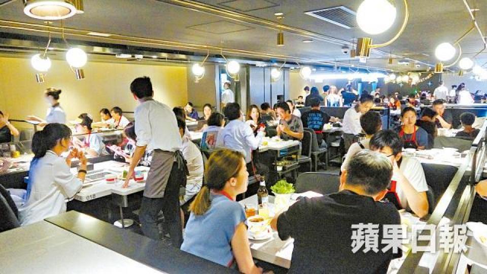【銅鑼灣】香港海底撈晚上約6時半已全場爆滿。何耀勤攝【深圳】內地海底撈傍晚6時半有不少人在等候。朱家駿攝內地餐牌上的價錢較香港相宜。香港海底撈所有食客均可到廚房參觀。 【銅鑼灣】香港海底撈晚上約6時半已全場爆滿。何耀勤攝【深圳】內地海底撈傍晚6時半有不少人在等候。朱家駿攝內地餐牌上的價錢較香港相宜。香港海底撈所有食客均可到廚房參觀。