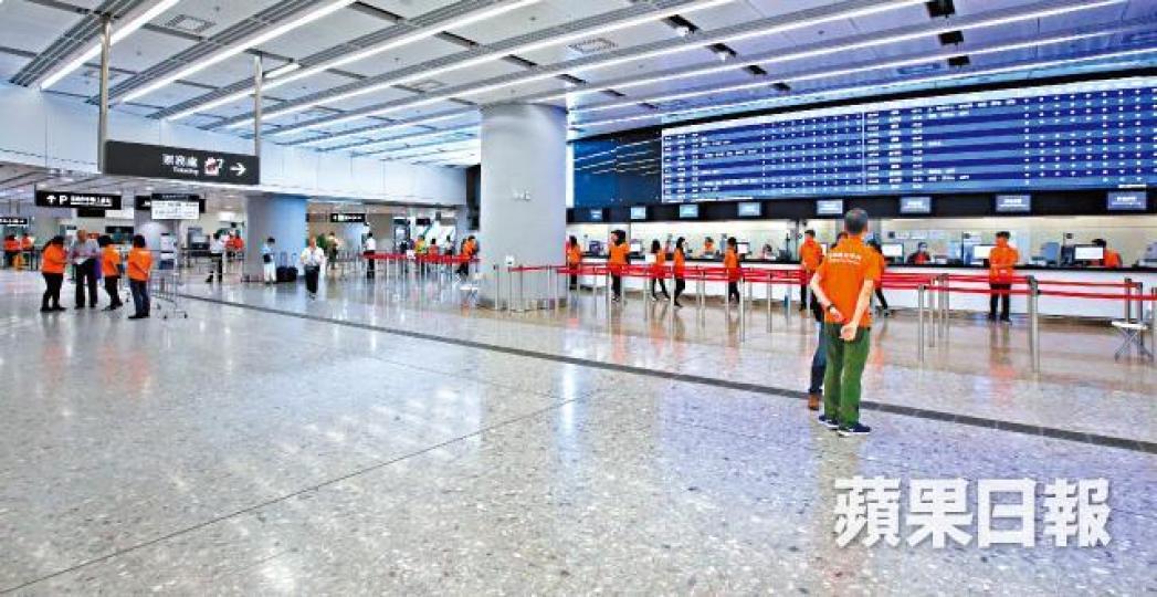 西九站售票處昨續冷清，大批職員「行行企企」。陳善南攝B2層昨有疑似內地口岸區人員考察。