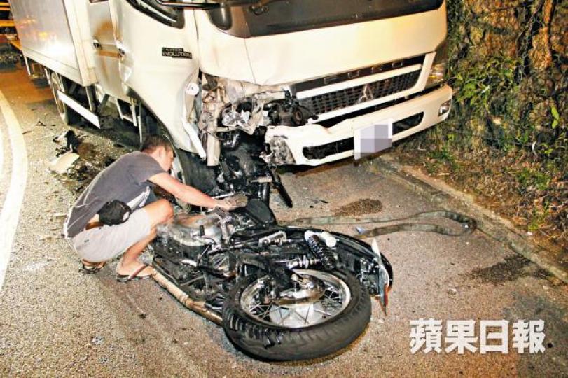 涉事電單車失控越線猛撼貨車損毀嚴重，拖車公司準備拖走車輛。鄭文輝攝死者伍洛奇為製作公司東主。